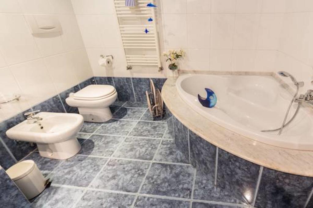 Turenum Apartment Trani Bagian luar foto